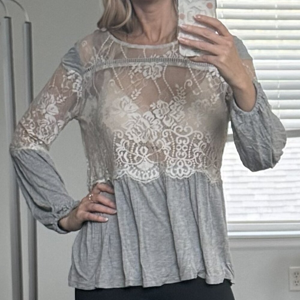 Beautiful, flowy, lace top - size medium